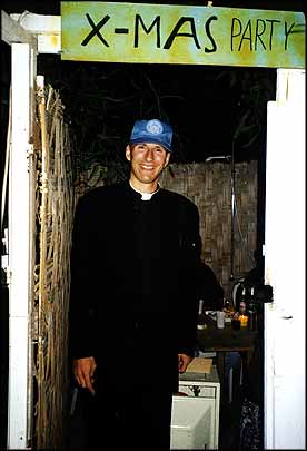 Das waren Zeiten: als Militärpfarrer fürr die österreichischen, ungarischen und slowenischen UN-Soldaten im Rahmen der UNFICYP auf Zypern. Die Photographie zeigt mich in der Weihnachtszeit 1998/99, bei einer Weihnachtsfeier. Gerne blicken ich und sicherlich viele Kameraden dieser Einsatzzeit auf den UN-Einsatz im Rahmen des UAHSB (United Nations Austrian Hungarian Slovenian Battalion) zurück. Ich hoffe, daß es allen gut geht, und freue mich auf ein Wiedersehen hier und dort. Alles Gute, Gottes Segen und viel Soldatenglück wünscht Padre Alex!