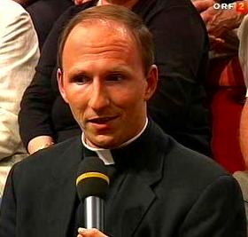 Mit Ausnahme der ständigen Diakone werden alle geweihten
Amtsträger der lateinischen Kirche normalerweise aus den
gläubigen Männern gewählt, die zölibatär
leben und den Willen haben, den Zölibat "um des
Hirnmeireiches willen" (Mt 19,12) beizubehalten. Dazu berufen,
sich ungeteilt dem Herrn und seiner Sache zu widmen (vgl. 1 Kor
7,32), geben sie sich ganz Gott und den Menschen hin. Der Zölibat
ist ein Zeichen des neuen Lebens, zu dessen Dienst der Diener der
Kirche geweiht wird; mit freudigem Herzen auf sich genommen, kündigt
er strahlend das Reich Gottes an.
