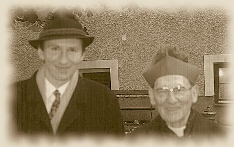 + Seine Exzellenz, der hochwürdigste Militärbischof von Österreich und Titularbischof von Wiener Neustadt, Dr. iur. can. Alfred Kostelecky, und Hw. Kaplan Dr. iur. can. Alexander Pytlik, MilKapl d Res, am 24. Oktober 1993 in Mariazell anläßlich der feierlichen Aufnahme unter die Kandidaten für Diakonat und Weihepriestertum des Österreichischen Militärordinariates. Beten wir eifrig für die Seele dieser großen und historischen Bischofspersönlichkeit Österreichs! Herr, gib ihm die ewige Ruhe. Und das ewige Licht leuchte ihm. Herr laß' ihn ruhen in Frieden. AMEN.